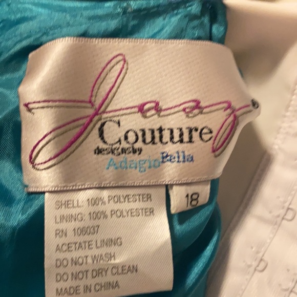 Beautiful gown, only worn once - Picture 3 of 5